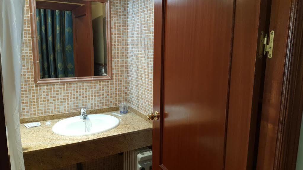 Hostal Restaurante El Lirio Bollullos Par del Condado Zewnętrze zdjęcie
