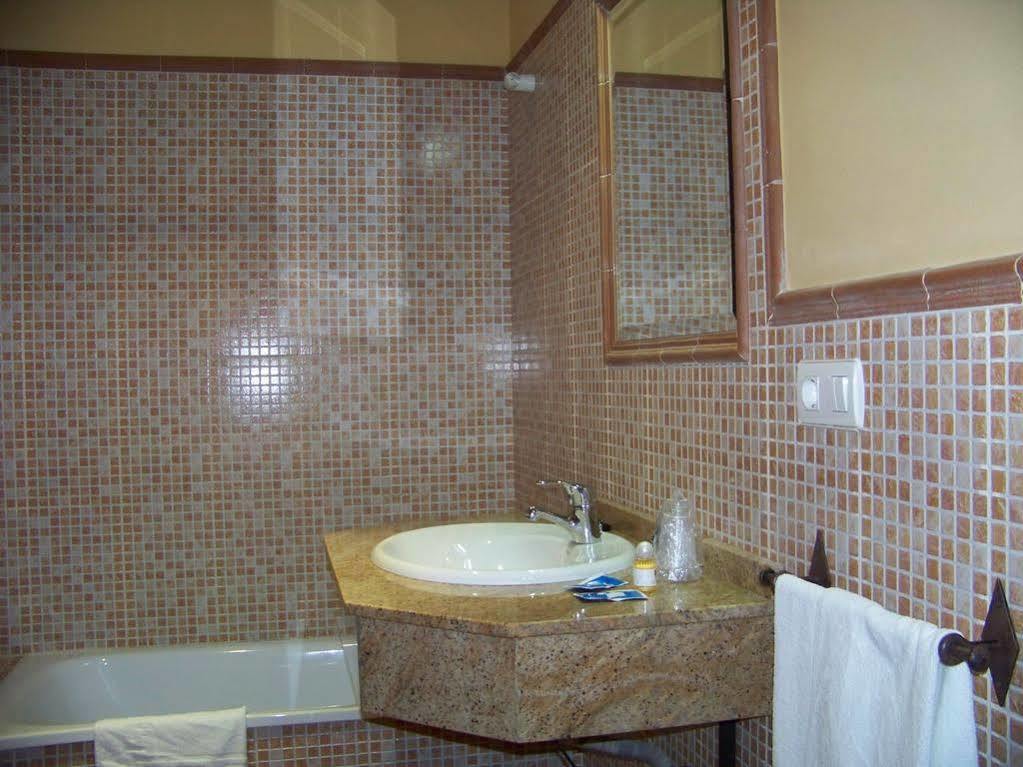 Hostal Restaurante El Lirio Bollullos Par del Condado Zewnętrze zdjęcie