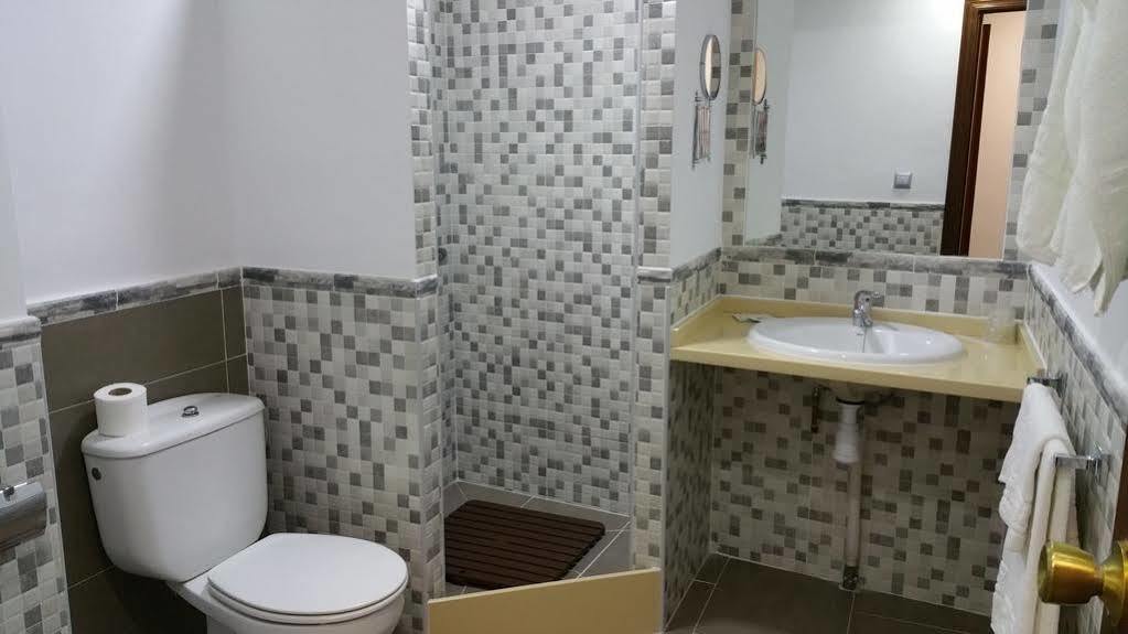 Hostal Restaurante El Lirio Bollullos Par del Condado Zewnętrze zdjęcie