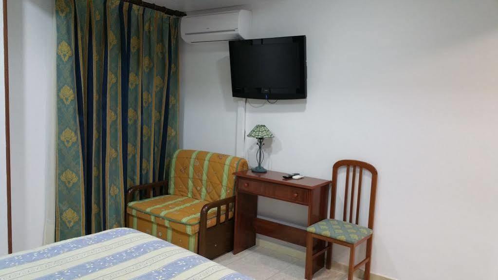 Hostal Restaurante El Lirio Bollullos Par del Condado Zewnętrze zdjęcie
